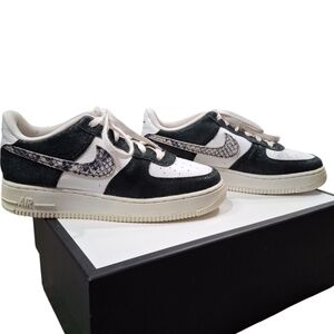 Nike Air Force 1 Low in Snakeskin. Black and White Sneakers. Sz. 6.5Y 8.5 Adult